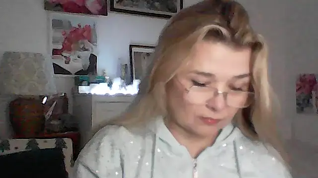 Snapshot of Myrienna chatting on 11/30/25, 06:12 Myrienna online show from 11/30/25, 06:12
