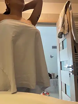 Snapshot of AylinHazellx chatting on 10/24/25, 11:17 AylinHazellx online show from 10/24/25, 11:17