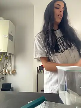 Snapshot of AylinHazellx chatting on 10/26/25, 09:04 AylinHazellx online show from 10/26/25, 09:04