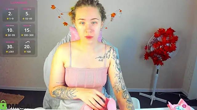 Snapshot of Elsie_Cutties chatting on 10/31/25, 01:06 Elsie Cutties online show from 10/31/25, 01:06