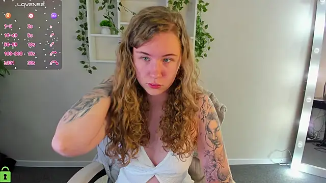 Snapshot of Elsie_Cutties chatting on 11/04/25, 12:54 Elsie Cutties online show from 11/04/25, 12:54