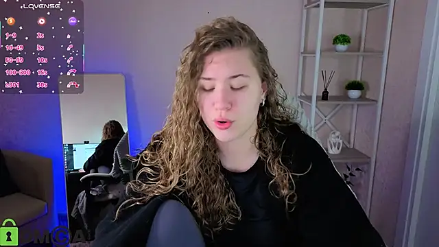 Snapshot of Elsie_Cutties chatting on 12/14/25, 01:00 Elsie Cutties online show from 12/14/25, 01:00