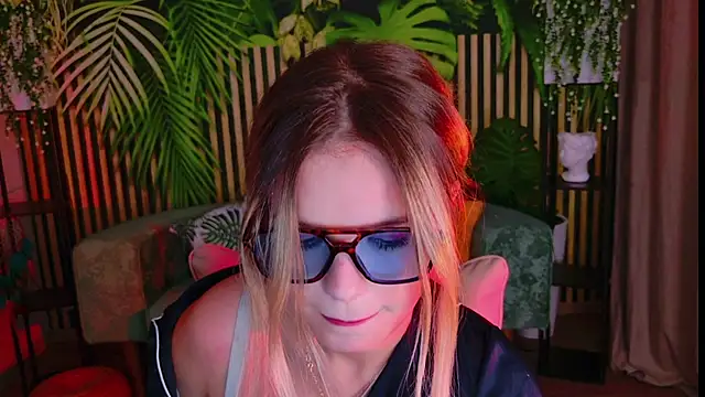 Snapshot of KellyHayden chatting on 10/14/25, 11:11 KellyHayden online show from 10/14/25, 11:11