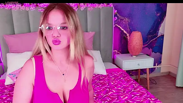 Snapshot of KellyHayden chatting on 10/21/25, 03:24 KellyHayden online show from 10/21/25, 03:24