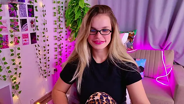 Snapshot of KellyHayden chatting on 11/15/25, 03:52 KellyHayden online show from 11/15/25, 03:52