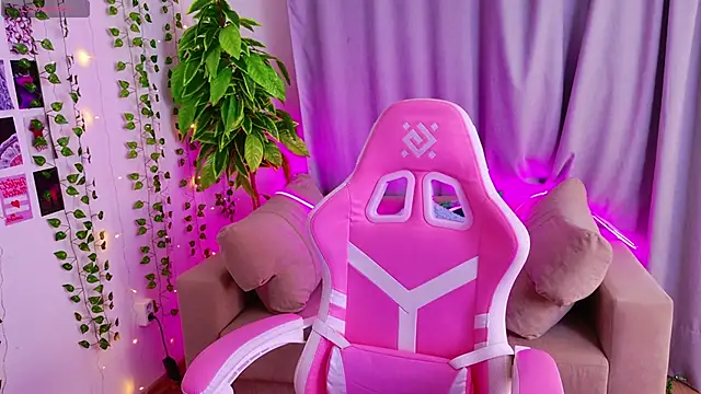 Snapshot of KellyHayden chatting on 11/16/25, 04:23 KellyHayden online show from 11/16/25, 04:23