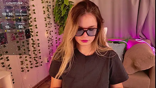 Snapshot of KellyHayden chatting on 11/22/25, 01:32 KellyHayden online show from 11/22/25, 01:32