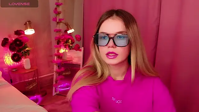 Snapshot of KellyHayden chatting on 11/30/25, 06:23 KellyHayden online show from 11/30/25, 06:23