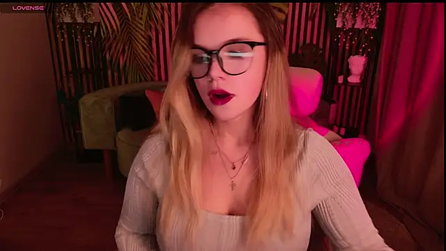 Snapshot of KellyHayden chatting on 12/17/25, 05:08 KellyHayden online show from 12/17/25, 05:08