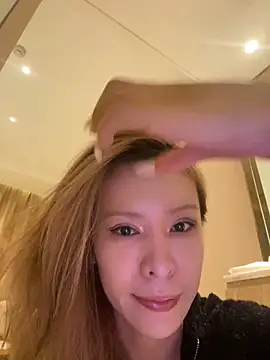 Snapshot of miumiu-66 chatting on 10/19/25, 01:23 miumiu-66 online show from 10/19/25, 01:23