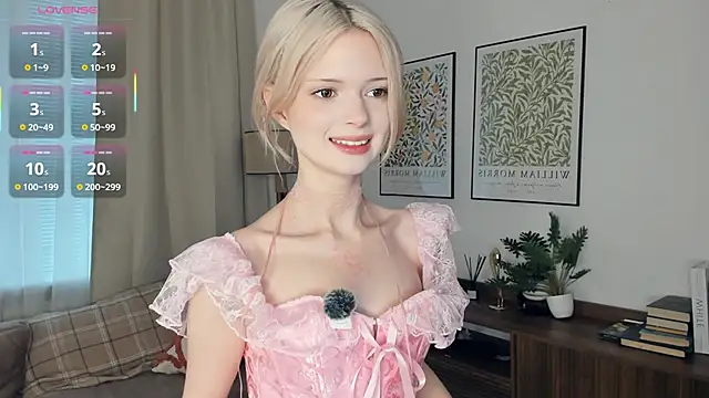 Snapshot of LaureMestler chatting on 11/10/25, 08:02 LaureMestler online show from 11/10/25, 08:02