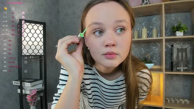 Snapshot of ElenoreReth chatting on 11/12/25, 01:06 ElenoreReth online show from 11/12/25, 01:06