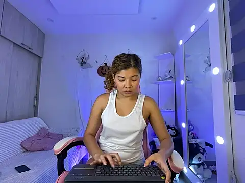 Snapshot of Gaby_002 chatting on 11/02/25, 11:01 Gaby 002 online show from 11/02/25, 11:01