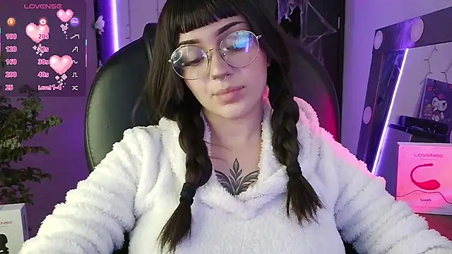 Snapshot of LesRose chatting on 10/21/25, 05:35 LesRose online show from 10/21/25, 05:35