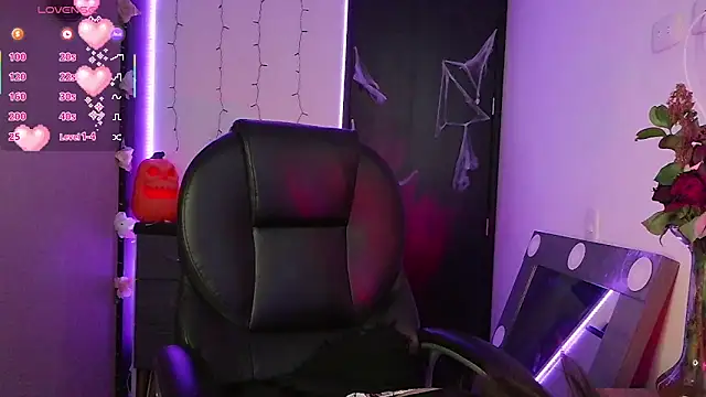 Snapshot of LesRose chatting on 10/28/25, 06:43 LesRose online show from 10/28/25, 06:43