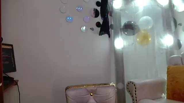 Snapshot of Nina_Roser chatting on 10/21/25, 01:01 Nina Roser online show from 10/21/25, 01:01