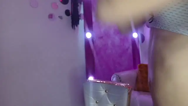 Snapshot of Nina_Roser chatting on 11/02/25, 01:02 Nina Roser online show from 11/02/25, 01:02