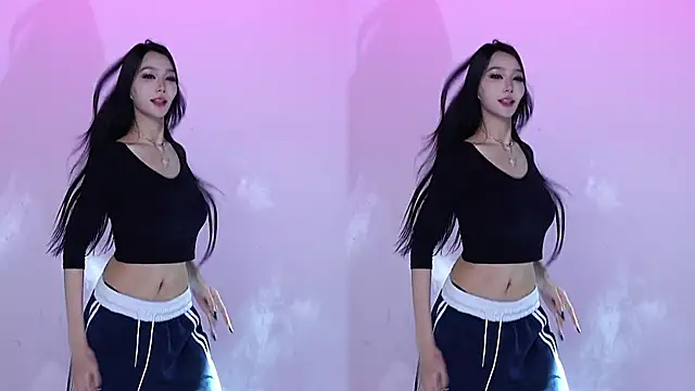 Snapshot of CM---001 chatting on 10/19/25, 03:23 CM---001 online show from 10/19/25, 03:23