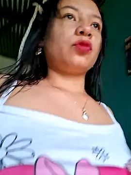 Snapshot of hot-mom22 chatting on 10/01/25, 10:43 hot-mom22 online show from 10/01/25, 10:43