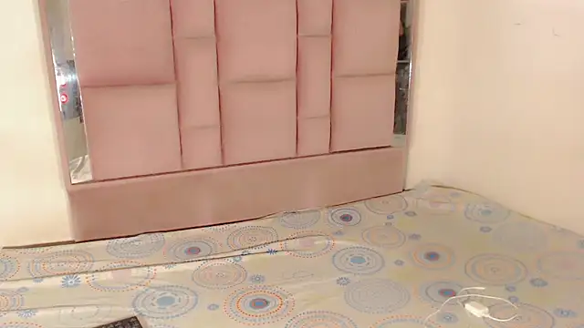 Snapshot of roxanawillts chatting on 11/26/25, 04:30 roxanawillts online show from 11/26/25, 04:30