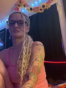 Snapshot of blondebarbiebae chatting on 10/06/25, 11:13 blondebarbiebae online show from 10/06/25, 11:13