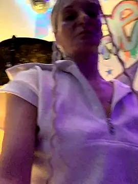 Snapshot of blondebarbiebae chatting on 10/07/25, 01:30 blondebarbiebae online show from 10/07/25, 01:30