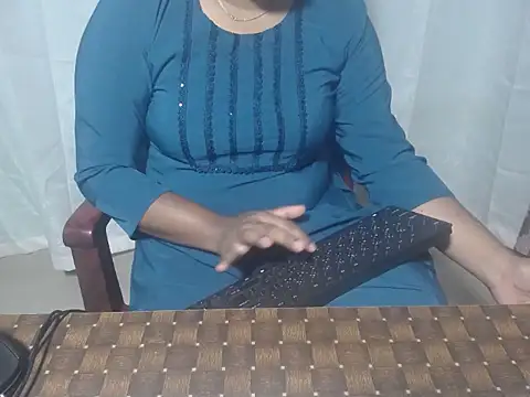 Snapshot of henakhan32 chatting on 10/11/25, 02:55 henakhan32 online show from 10/11/25, 02:55