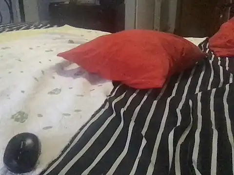 Snapshot of paula19800 chatting on 09/24/25, 06:11 paula19800 online show from 09/24/25, 06:11