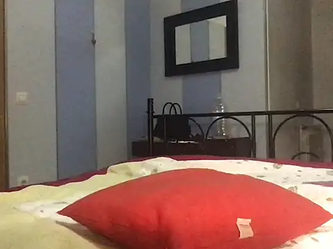 Snapshot of paula19800 chatting on 09/29/25, 08:13 paula19800 online show from 09/29/25, 08:13