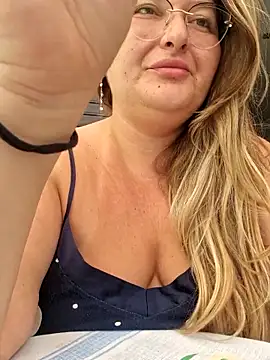 Snapshot of HornyBella88 chatting on 09/30/25, 08:41 HornyBella88 online show from 09/30/25, 08:41