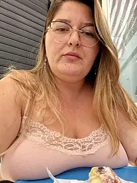 Snapshot of HornyBella88 chatting on 10/14/25, 10:05 HornyBella88 online show from 10/14/25, 10:05