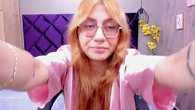 Snapshot of ChloeCampbell03 chatting on 10/29/25, 02:19 ChloeCampbell03 online show from 10/29/25, 02:19