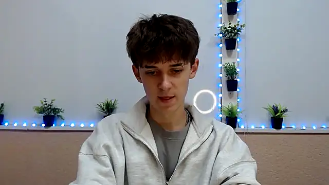 Hoot Dude  online show from 11/17/25, 02:34