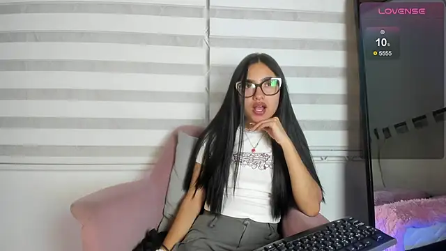 Snapshot of cherry_bunnyx chatting on 10/24/25, 03:47 cherry bunnyx online show from 10/24/25, 03:47