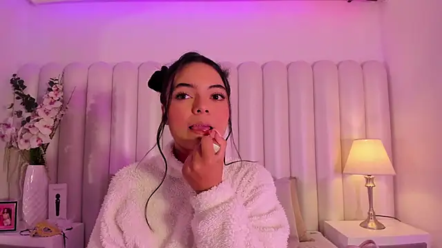 Snapshot of AriaBelles chatting on 11/11/25, 10:15 AriaBelles online show from 11/11/25, 10:15