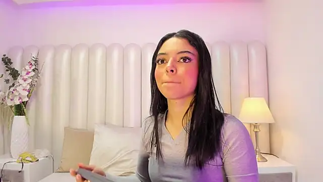 Snapshot of AriaBelles chatting on 11/17/25, 12:11 AriaBelles online show from 11/17/25, 12:11