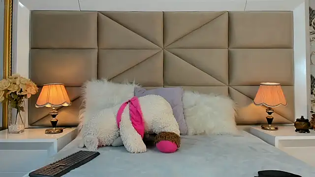 MayaDeLuca online show from 12/13/25, 08:36