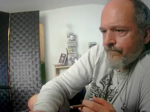 Snapshot of HippieDad333 chatting on 09/23/25, 07:17 HippieDad333 online show from 09/23/25, 07:17