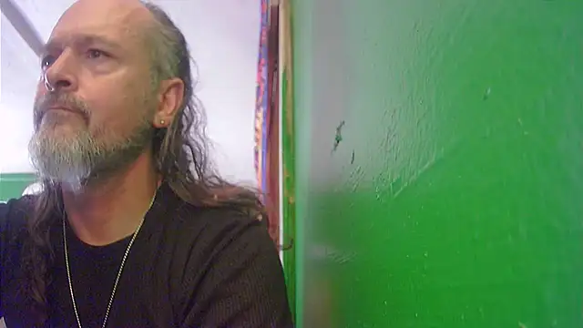 Snapshot of HippieDad333 chatting on 09/26/25, 06:01 HippieDad333 online show from 09/26/25, 06:01