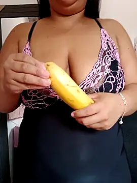 Snapshot of EggedGrowth chatting on 11/21/25, 02:16 EggedGrowth online show from 11/21/25, 02:16