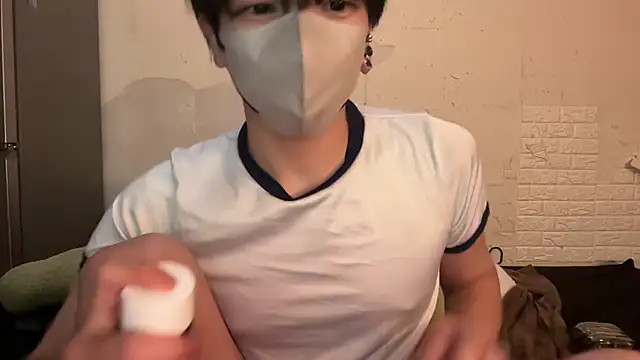 Snapshot of tora3220 chatting on 12/15/25, 12:42 tora3220 online show from 12/15/25, 12:42