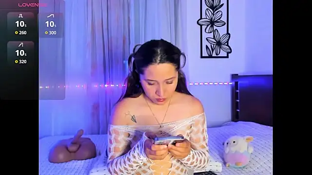 Snapshot of SofyCastillo2 chatting on 10/27/25, 06:01 SofyCastillo2 online show from 10/27/25, 06:01