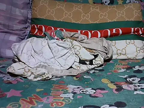 Snapshot of Ella_marie14 chatting on 10/21/25, 11:44 Ella marie14 online show from 10/21/25, 11:44