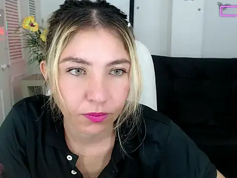 Snapshot of vanessa_21__ chatting on 10/10/25, 11:04 vanessa 21   online show from 10/10/25, 11:04