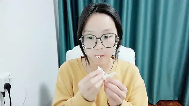 Snapshot of guai00 chatting on 10/30/25, 06:15 guai00 online show from 10/30/25, 06:15