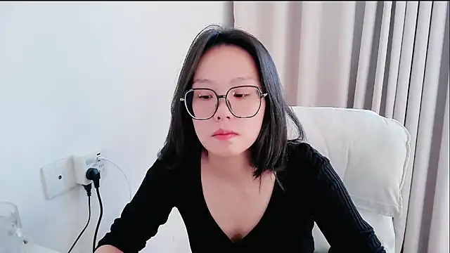 Snapshot of guai00 chatting on 11/28/25, 06:49 guai00 online show from 11/28/25, 06:49