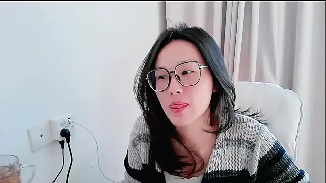 Snapshot of guai00 chatting on 11/29/25, 05:10 guai00 online show from 11/29/25, 05:10