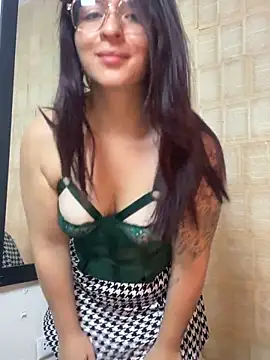 Snapshot of came_lia1 chatting on 09/28/25, 05:02 came lia1 online show from 09/28/25, 05:02