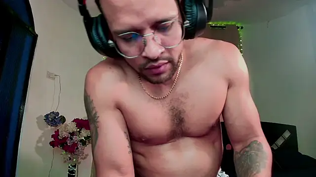 Snapshot of LucasGaeel chatting on 10/11/25, 04:49 LucasGaeel online show from 10/11/25, 04:49