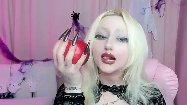 JuliaSharkk online show from 10/31/25, 04:52